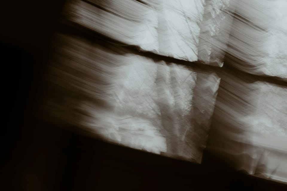 Photo noir et blanc, floue, évoquant le vertige.